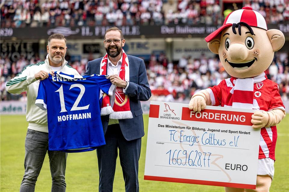 In der Halbzeit wurde Energie-Präsident Sebastian Lemke von Sportminister Gordon Hoffmann die Förderung für die notwendigen Investitionen überreicht, um zentrale Lizenzauflagen für die 2. Bundesliga zu erfüllen.Frank Hammerschmidt/dpa