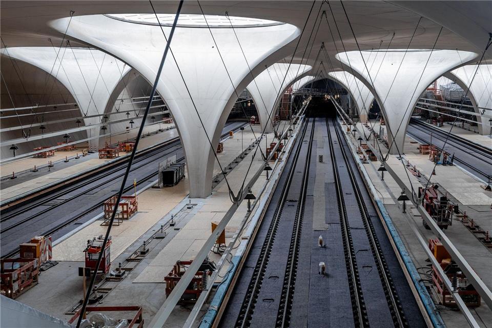 In der Halle des neuen Tiefbahnhofs in Stuttgart soll es auch ohne Klimaanlage kühl bleiben, sagt die Bahn in einem Video. Die Zuschauer sind eher skeptisch. (Archivbild)Christoph Schmidt/dpa