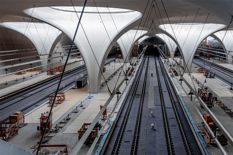 In der Halle des neuen Tiefbahnhofs in Stuttgart soll es auch ohne Klimaanlage kühl bleiben, sagt die Bahn in einem Video. Die Zuschauer sind eher skeptisch. (Archivbild)Christoph Schmidt/dpa