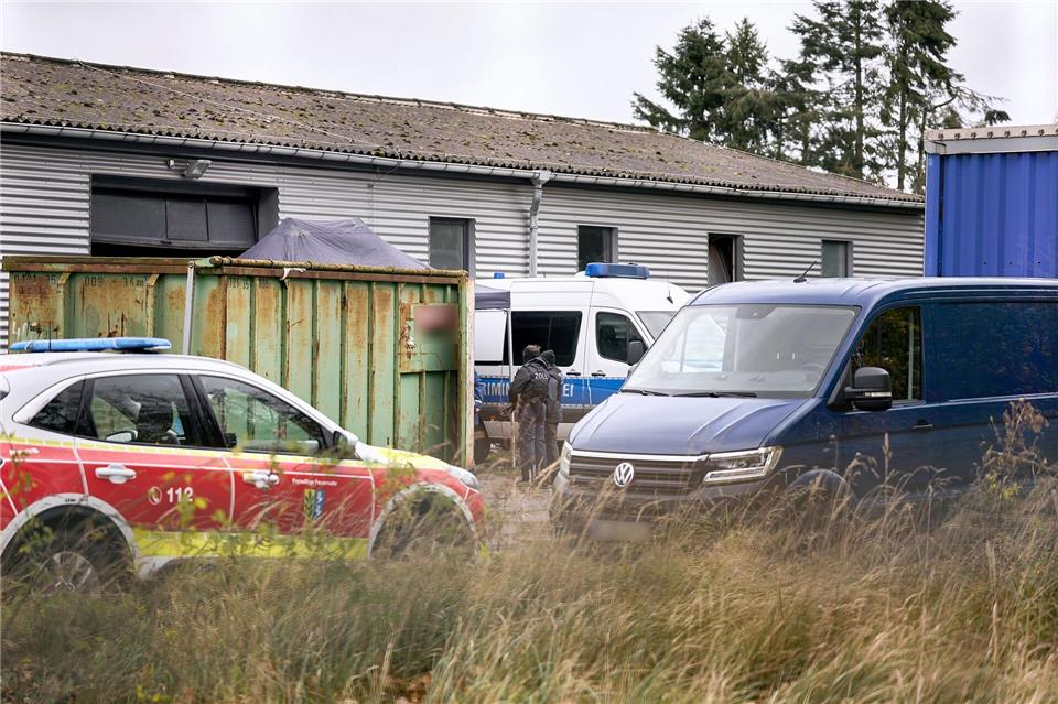 „Ein sehr großes Ding“ - Ermittler heben Drogenlabor aus In der Halle haben Ermittler ein Drogenlabor ausgehoben.Michael Ukas/dpa
