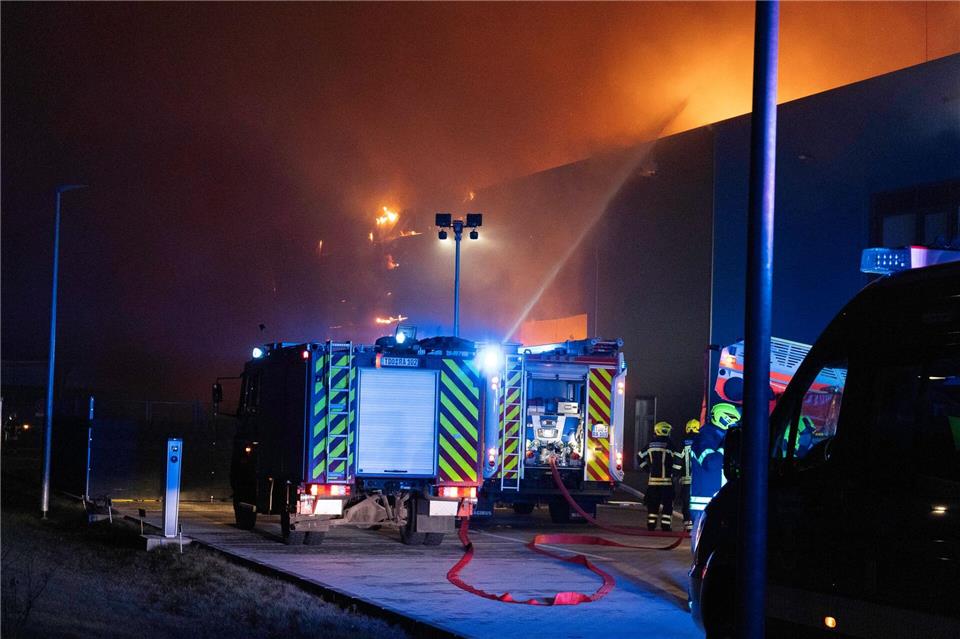 Lagerhalle in Schkeuditz nach Großbrand zerstört In der Halle waren laut Polizei Ersatzteile für Flugzeuge gelagert.Tom Musche/dpa