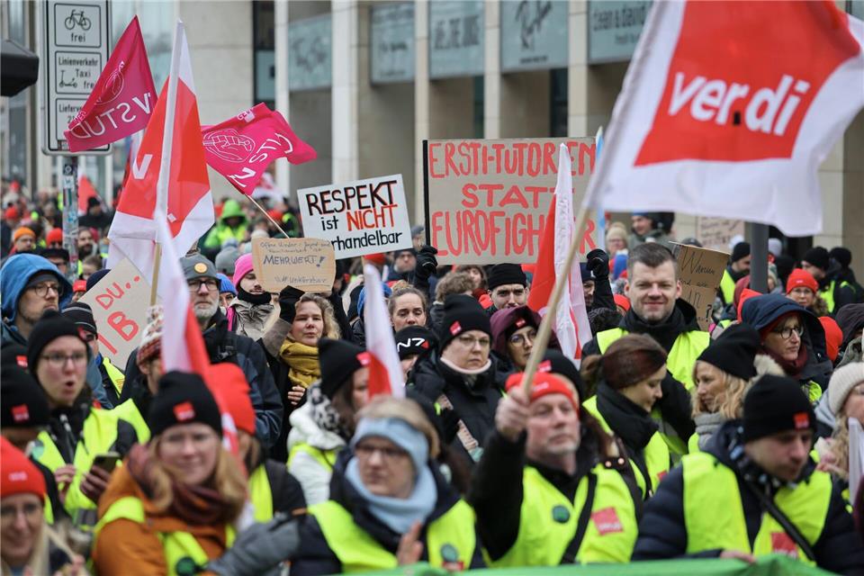 In der Hamburger Innenstadt haben sich Verdi-Mitglieder versammelt. Christian Charisius/dpa