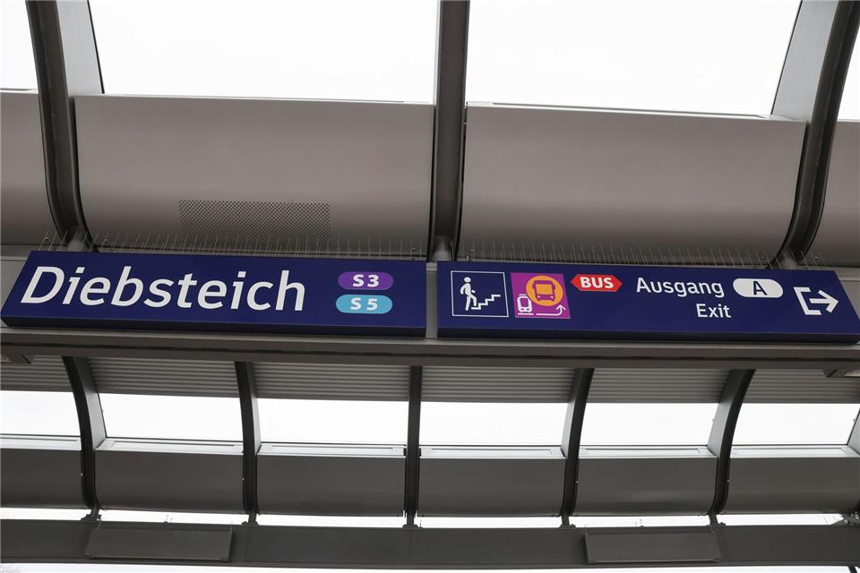In der Hamburger S-Bahn ist ein Ehepaar von zwei Männern attackiert worden. (Archivbild)Christian Charisius/dpa