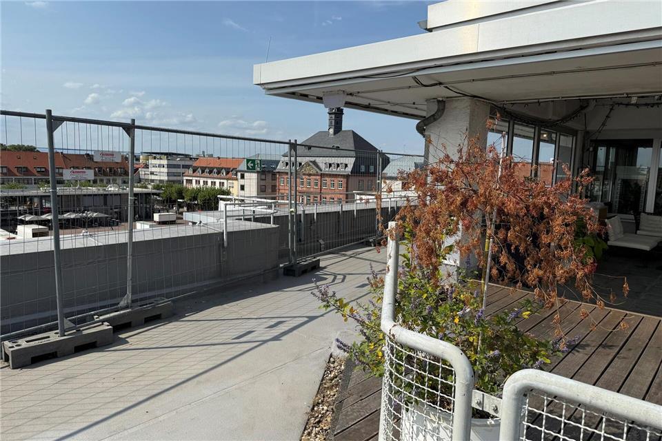 In der Hanauer Stadtverwaltung gibt es Überlegungen, auf der bislang weitgehend ungenutzten Fläche Rooftop-Gastronomie zu ermöglichen. Die Entscheidung soll bis Jahresende fallen. (Archivbild)Michael Bauer/dpa