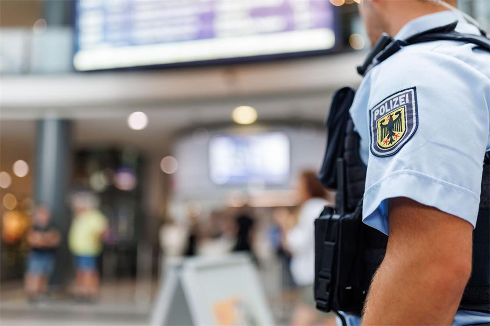 In der Haupthalle des Nürnberger Hauptbahnhofs griff ein 43-Jähriger mehrere Reisende an. (Symbolbild)Daniel Karmann/dpa