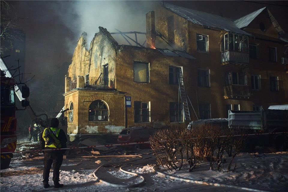 In der Hauptstadt Kiew werden immer wieder auch Wohnhäuser beschädigt.Efrem Lukatsky/AP/dpa