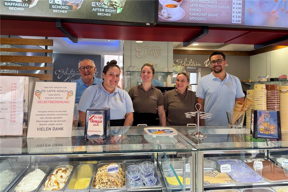 In der Hochsaison reichen im Eiscafé Venezia in Eltville nicht zwei oder drei Mitarbeiter aus - es müssen zeitweise schon fünf oder sogar sechs zugleich sein. Jens Albes/dpa