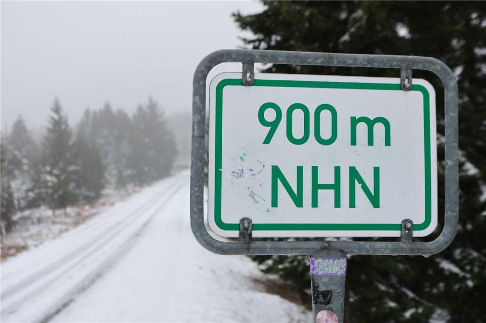 In der Höhe liegt, wie hier auf dem Brocken, eine Schneedecke. (Archivbild)Matthias Bein/dpa
