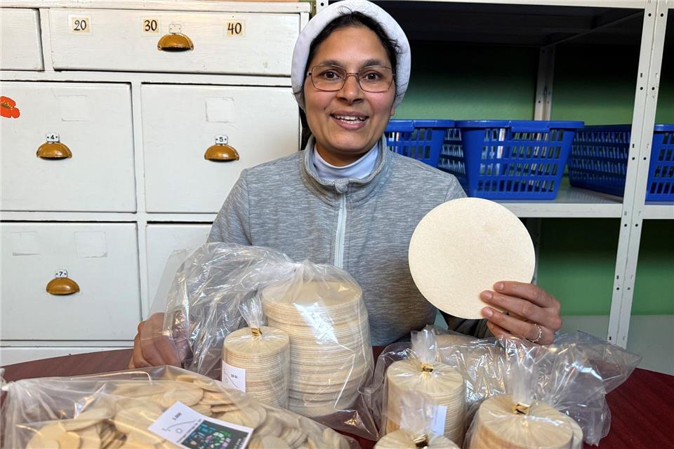 In der Hostienbäckerei werden 2,5 Millionen Hostien im Jahr verschiedene Größen gebacken (Archivbild)Birgit Reichert/dpa