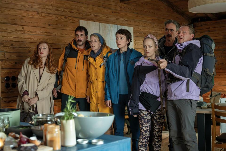 In der Hütte treffen die sieben Freunde auf drei Fremde. Und die weigern sich, wieder zu gehen.Stefanie Leo/ZDF/dpa