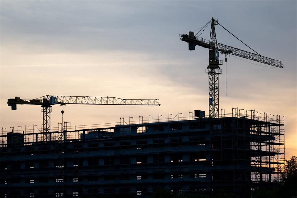 In der Industrie und am Bau hellt sich die Stimmung auf (Symbolbild)Hendrik Schmidt/dpa