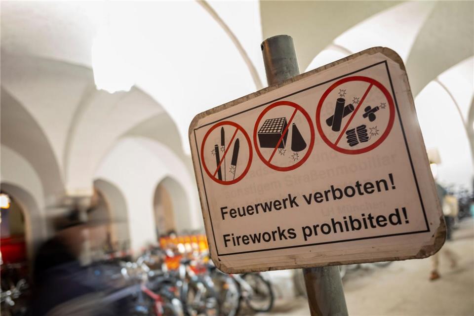 In der Innenstadt ist Pyrotechnik verboten. (Archivbild)Peter Kneffel/dpa