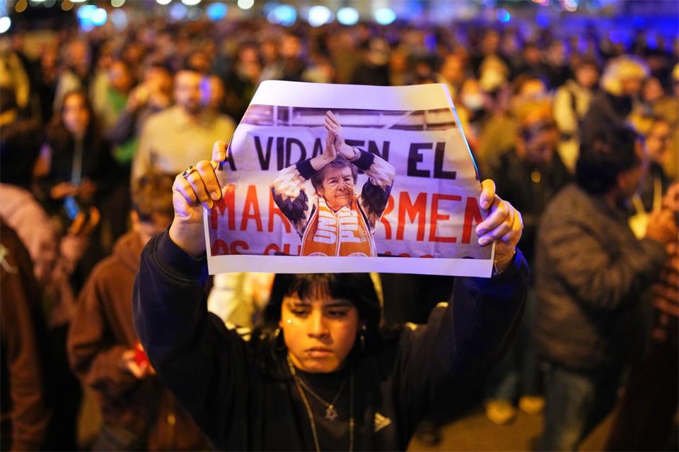 In der Innenstadt von Madrid versammeln sich Menschen, um der 87-jährigen Maria del Carmen Abascal zu gedenken, deren Zwangsräumung aus ihrer Wohnung landesweite Proteste ausgelöst hatte.Manu Fernandez/AP/dpa