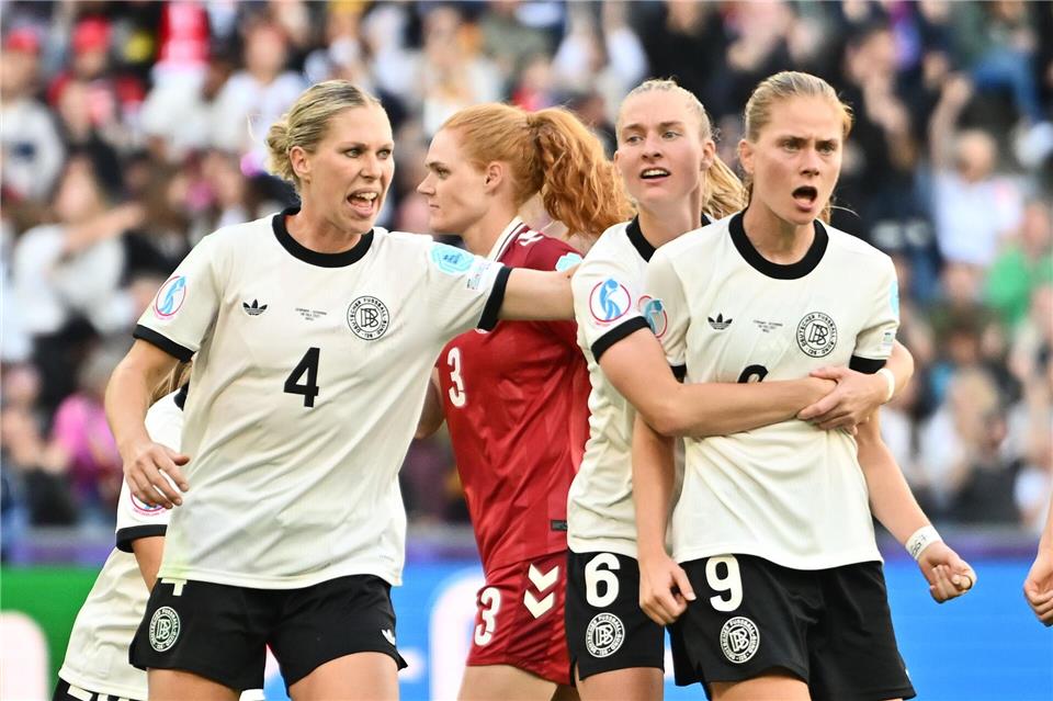 In der Innenverteidigung ist Rebecca Knaak (l) bislang gesetzt.Sebastian Christoph Gollnow/dpa