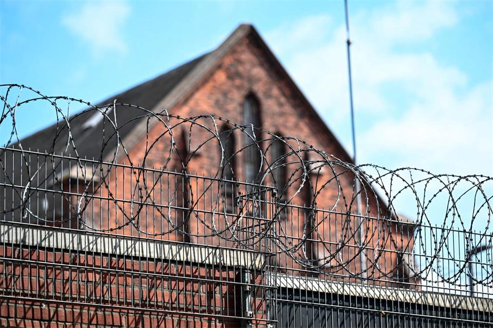 In der JVA Bremen sollen Bedienstete Drogen und Lebensmittel für Inhaftierte geschmuggelt haben.Sina Schuldt/dpa