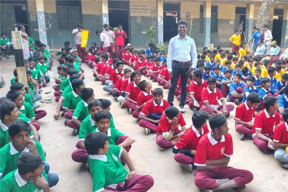 In der Jungenschule übergab Pfarrer Ravi Chatta 400 Trikots an die Schüler.