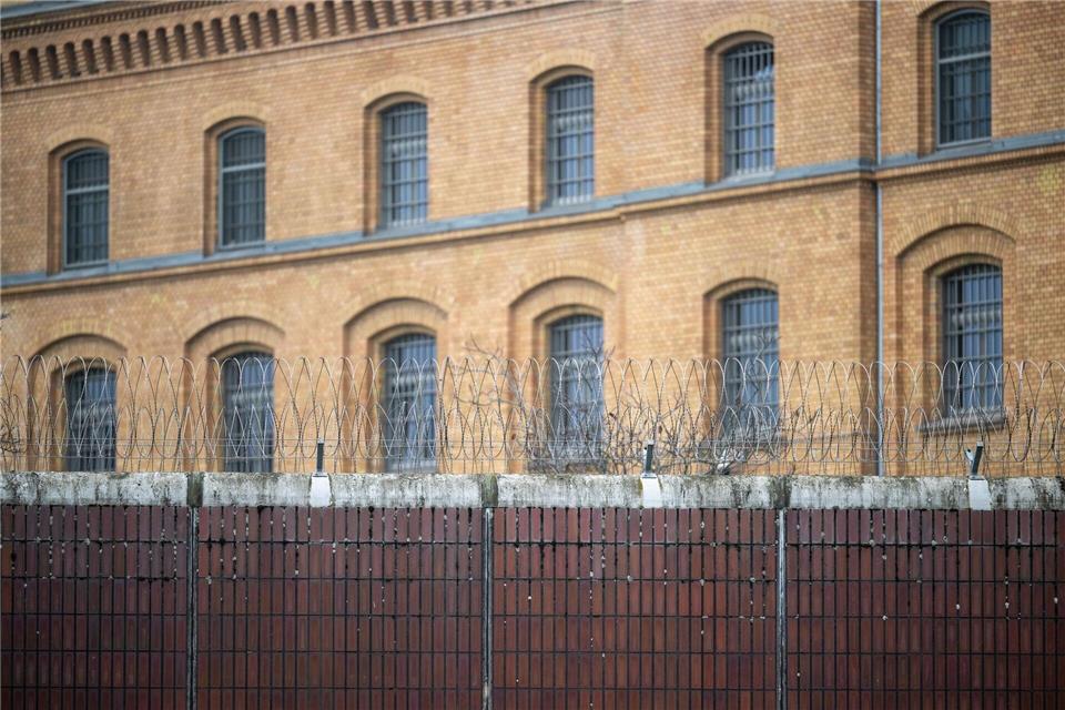 In der Justizvollzugsanstalt Moabit wird der Einsatz sogenannter stichsicherer Schals erprobt. (Archivbild) Soeren Stache/dpa