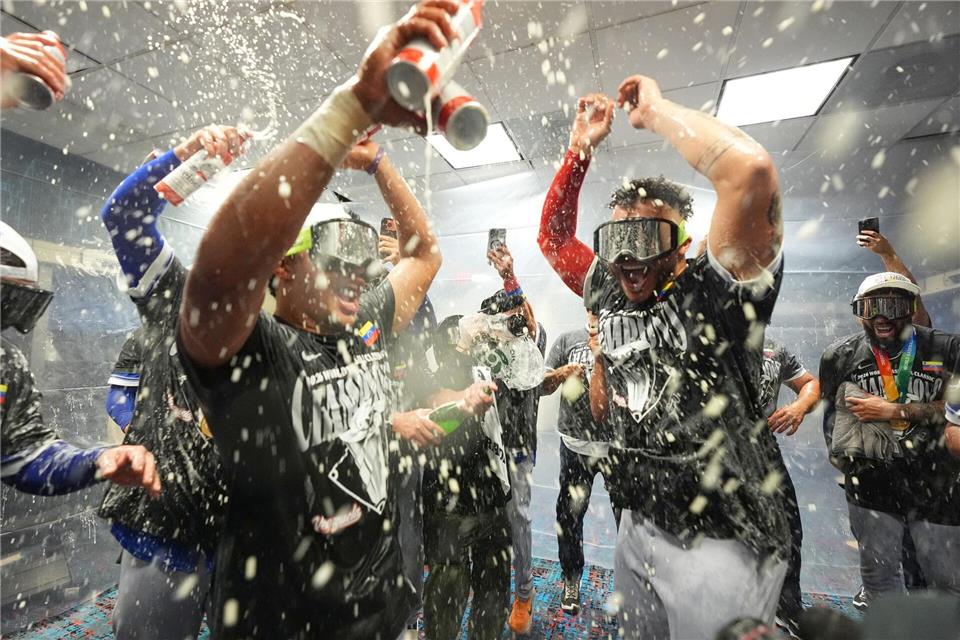 In der Kabine geht die Party weiter.Rebecca Blackwell/AP/dpa