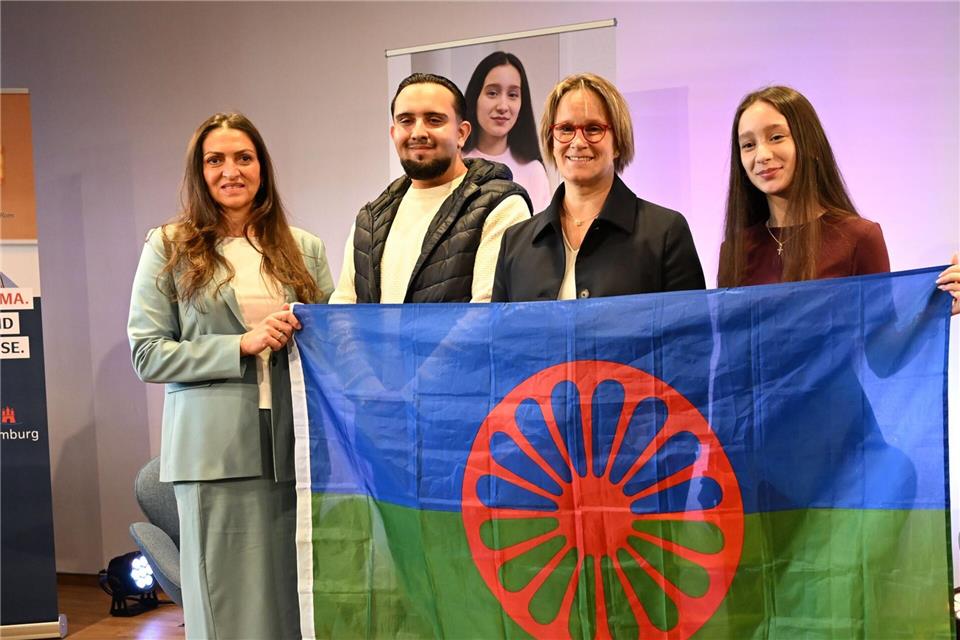 In der Kampagne werden Shlica Weiß (l-r), Kinderbuchautorin und Sinteza, Jan, Azubi sowie Sinto und Rom aus Hamburg und Schülerin und Romni Gina zu sehen sein.Leonie Asendorpf/dpa