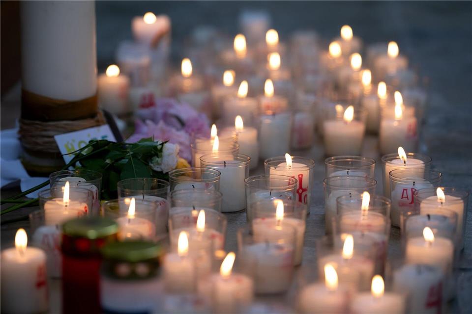 In der Kirche St. Nikolaus in Haimhausen wurden zahlreiche Kerzen angezündet.Sven Hoppe/dpa