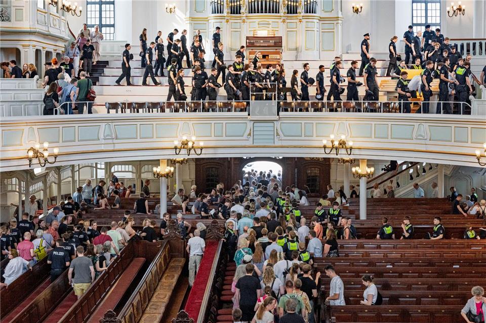 In der Kirche gab es eine Evakuierungsübung, an der auch Polizeischüler als Statisten teilnahmen.Markus Scholz/dpa