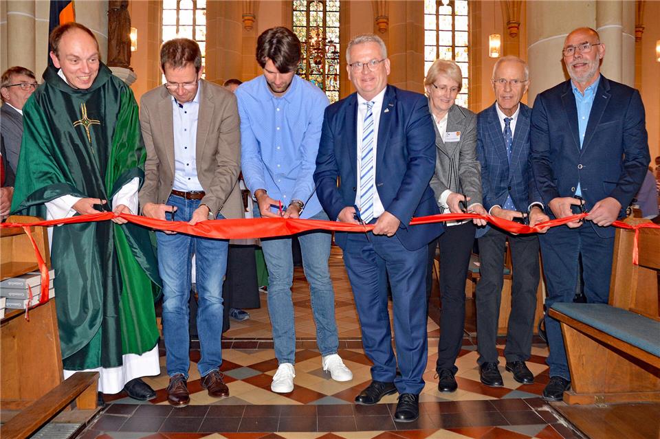 In der Kirche wurde das Band für die Eröffnung des Martinushauses durchschnitten.