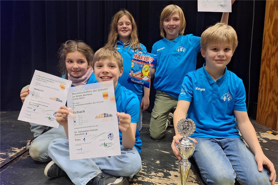 Sebastianschule überragt bei Kreis-Schachmeisterschafen In der Klasse W GS 1 siegte das zweite Team der Sebastianschule, bestehend aus Maja Gröniger, Mats Ignaszak, Jule Eming, Lotta Kösters, Lenni Grunden (von links)