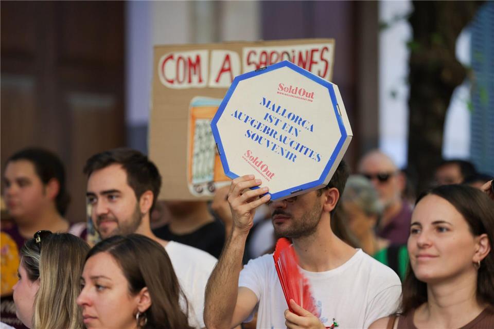 In der Kleinstadt Sóller im Westen der Insel riefen Demonstranten teils Schmährufe gegen Urlauber. Die Einheimischen sind vor allem über hohe Mieten infolge der vielen Urlaubger erbost. Tomàs Moyà/EUROPA PRESS/dpa