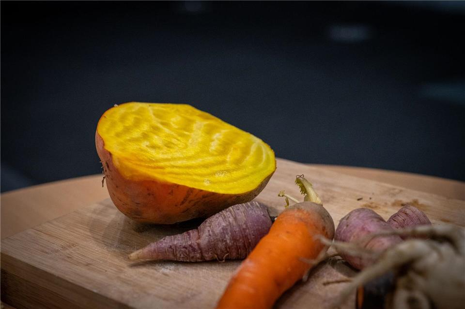 In der Küche sind Rüben vielseitig einsetzbar: Sie schmecken roh im Salat, als Ofengemüse oder im Eintopf.Zacharie Scheurer/dpa-tmn