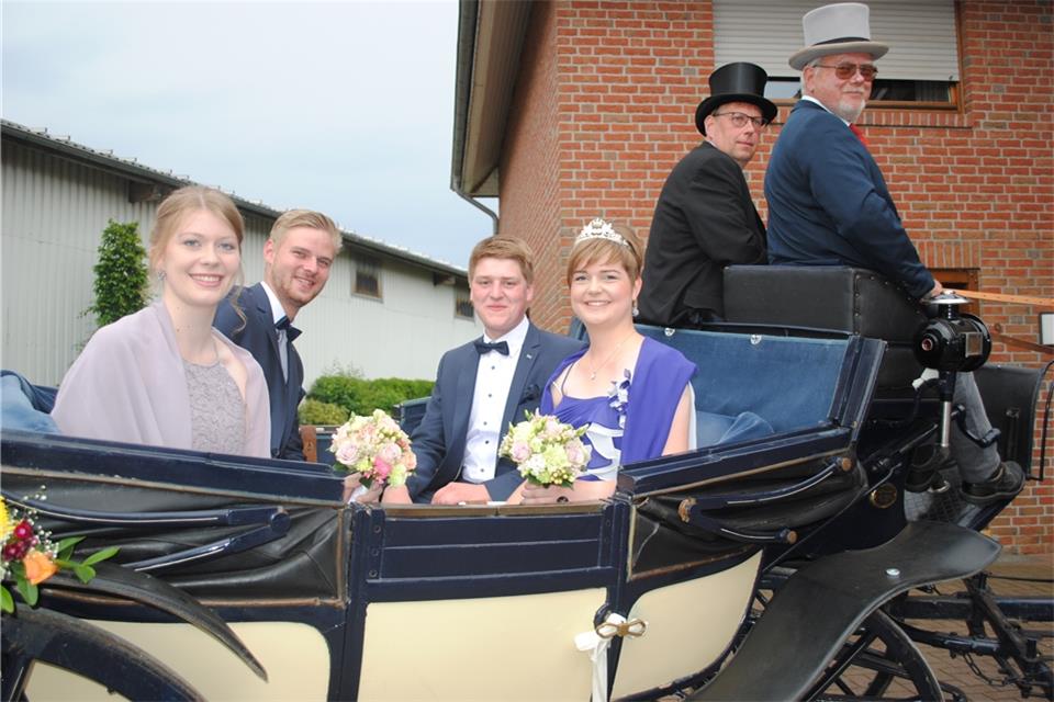 In der Kutsche fuhren Schützenkönig Matthias Vering und seine Königin Sylvia Tembrink (rechts) sowie das Ehrenkönigspaar Jannik Rudde und Christin Vorholt am Abend zur Parade.