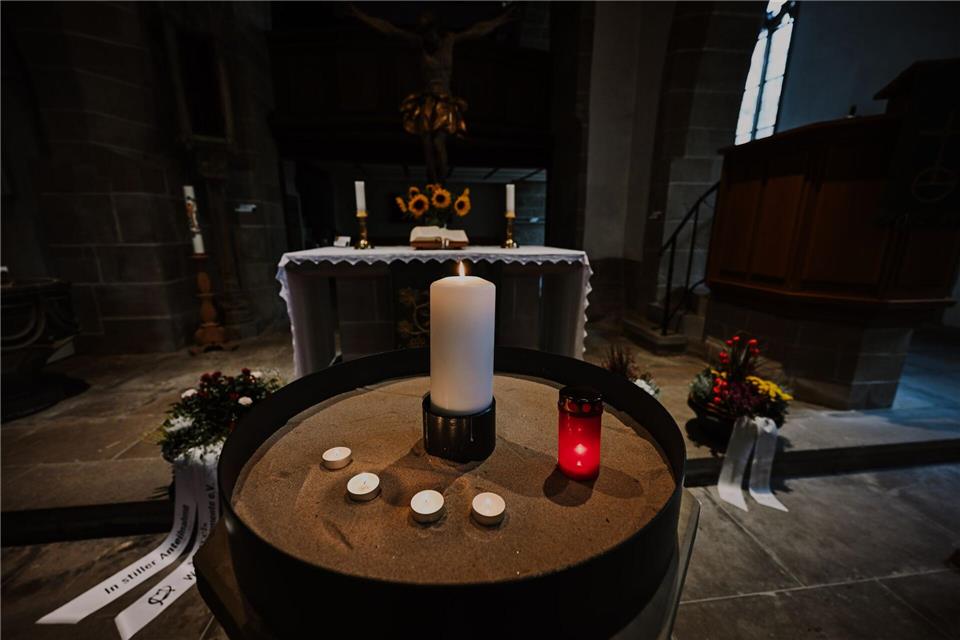 Stilles Gedenken nach Tod auf Parkplatz - viele Fragen offen In der Laurentiuskirche in Niedernhall sind Kerzen zum Gedenken an den Jungen aufgestellt.Marius Bulling/dpa