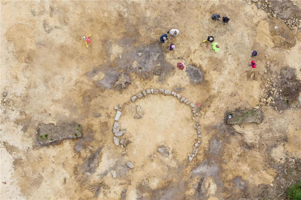 In der Laußnitzer Heide sind bei Ausgrabungen Hügelgräber aus der Jungsteinzeit entdeckt worden.Sebastian Kahnert/dpa