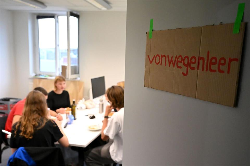 In der Mittagspause isst das Team gemeinsam Nudeln mit Pesto.Lilli Förter/dpa