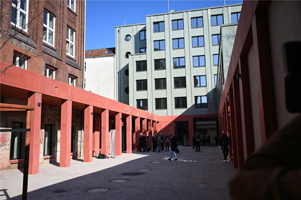 In der Mitte ist der Neubau zu sehen, links das sanierte Bestandsgebäude.Leonie Asendorpf/dpa