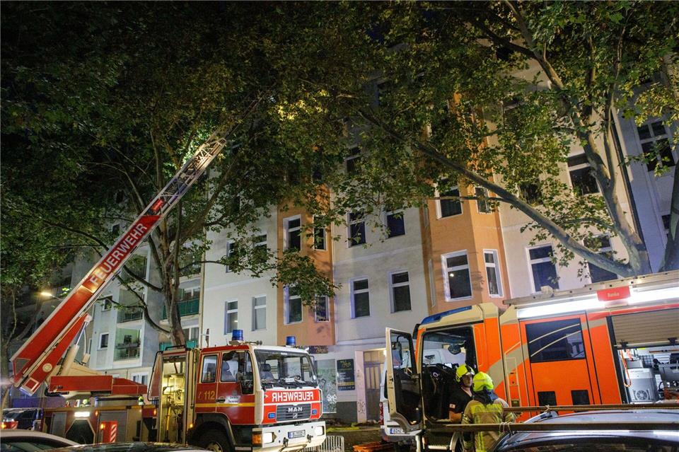 In der Motzstraße in Schöneberg war der Dachstuhl eines Wohnhauses in Brand geraten, verletzt wurde niemand.Julius-Christian Schreiner/dpa