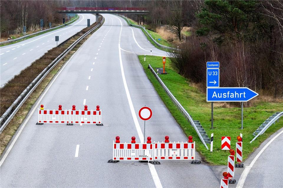 In der Nacht auf Freitag ist die A44 bei Breuna für eine Stunde dicht. (Symbolbild)Sina Schuldt/dpa