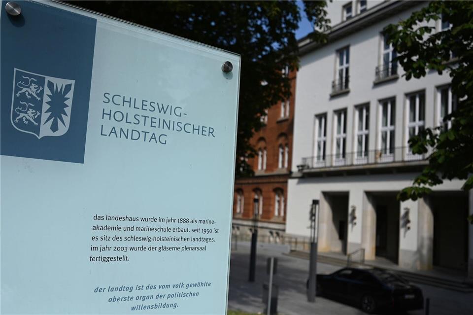 In der Nacht haben Unbekannte am zweiten Jahrestag des Massakers in Israel mit 1.200 Toten anti-israelische Parolen an den Landtag in Kiel gesprüht. (Symbolbild)David Hammersen/dpa