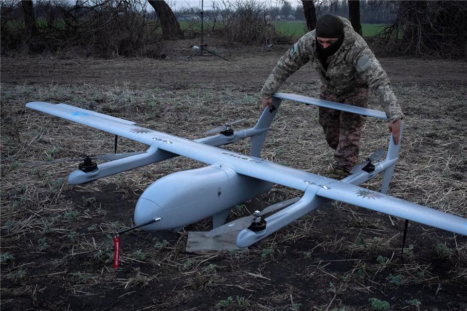 In der Nacht hat die Ukraine mit Drohnen eine Raffinerie in Südrussland attackiert. (Archivbild)Efrem Lukatsky/AP/dpa