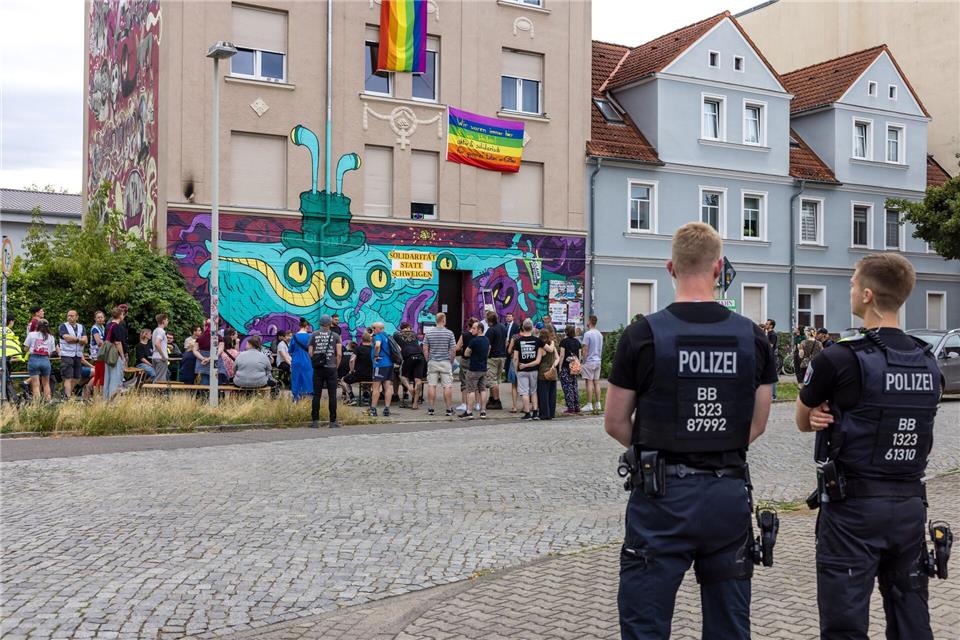 In der Nacht hatte es einen vermutlich rechtsextremen Brandanschlag gegeben. Frank Hammerschmidt/dpa