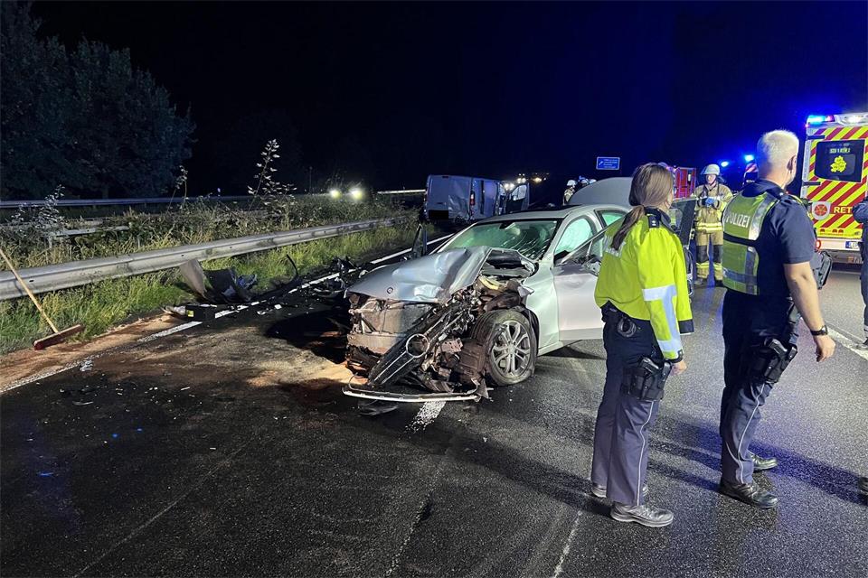 In der Nacht kam es zu einem schweren Verkehrsunfall auf der A2 in Richtung Dortmund.FFW Bad Salzuflen/dpa