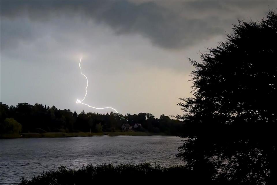 In der Nacht kann es in Hamburg, Schleswig-Holstein und Mecklenburg-Vorpommern wieder gewittern. (Symbolbild)Daniel Bockwoldt/dpa