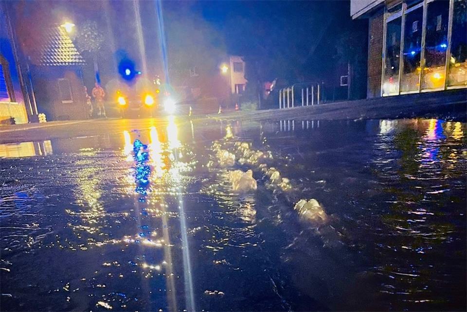 In der Nacht sprudelte das Wasser an die Oberfläche. 