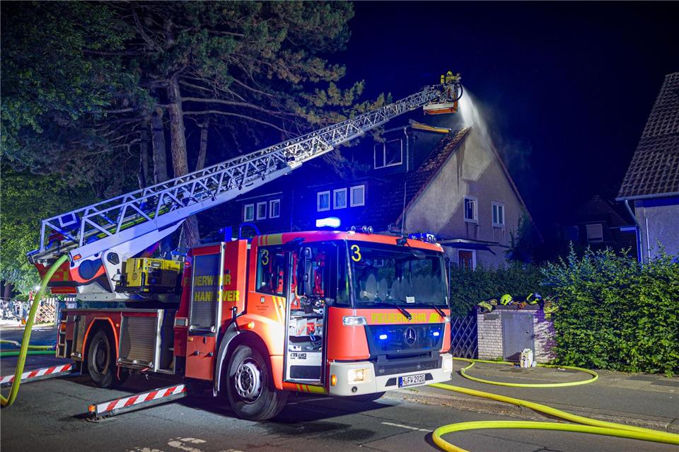 In der Nacht stand ein Wohnhaus in Kirchrode in Vollbrand.Moritz Frankenberg/dpa