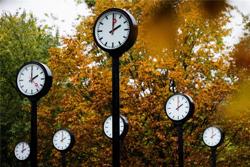 In der Nacht von Samstag auf Sonntag endet die Sommerzeit. Um 3.00 Uhr werden die Uhren auf 2.00 Uhr zurückgestellt. (Symbolbild)Rolf Vennenbernd/dpa