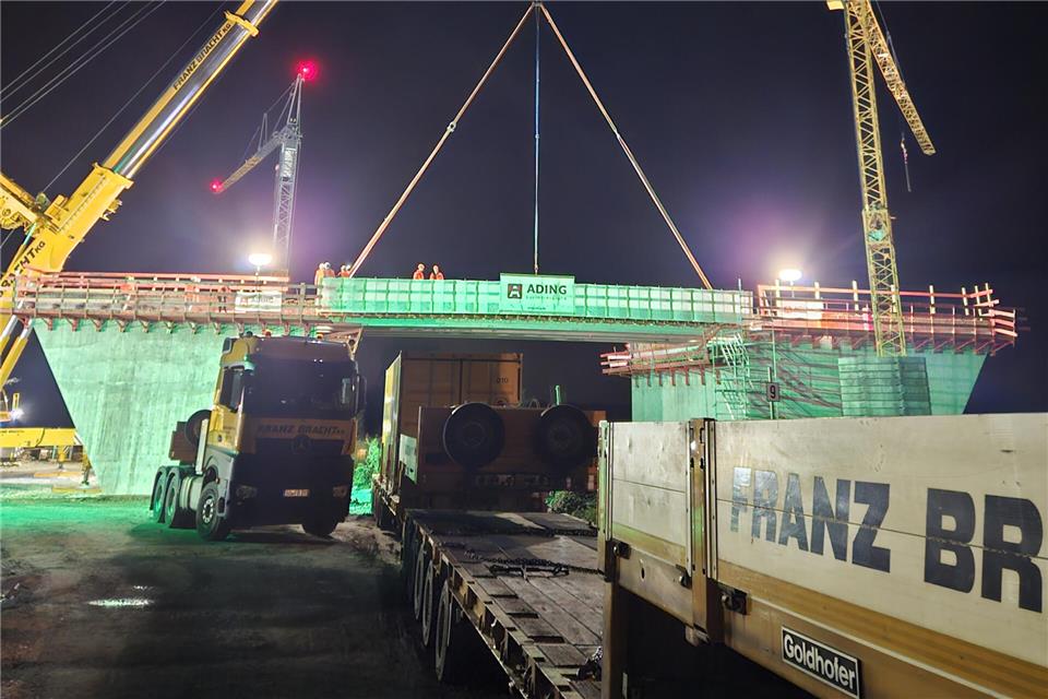 In der Nacht von Samstag auf Sonntag wurde der Oberbau der Brücke hergestellt.