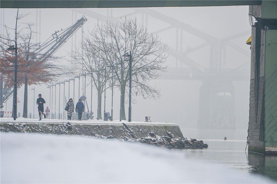 In der Nacht von Sonntag auf Montag könnte es erneut kräftig schneien. (Archivbild)Andreas Arnold/dpa