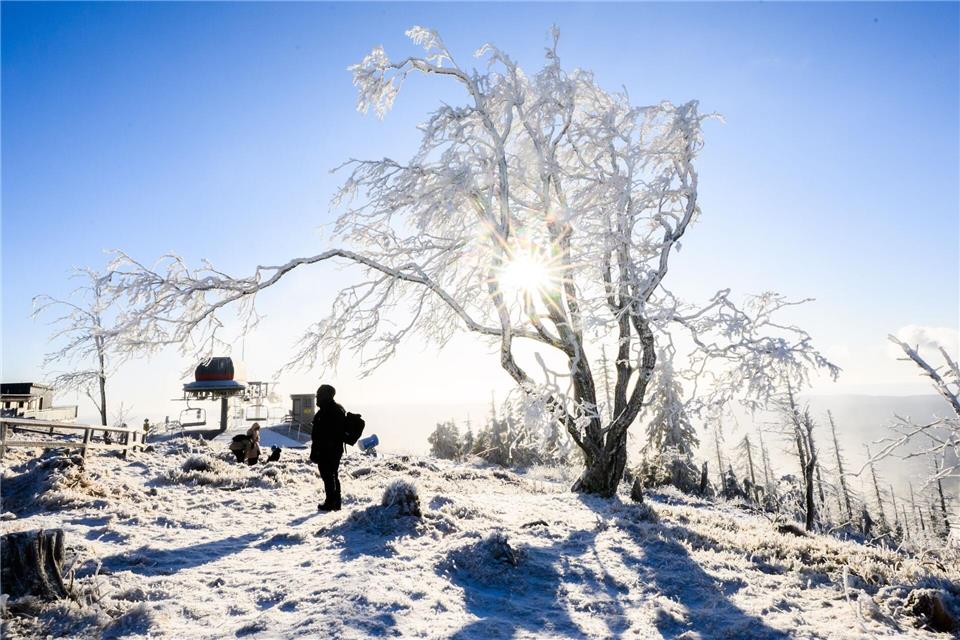In der Nacht waren einige Flocken Schnee gefallen.Julian Stratenschulte/dpa