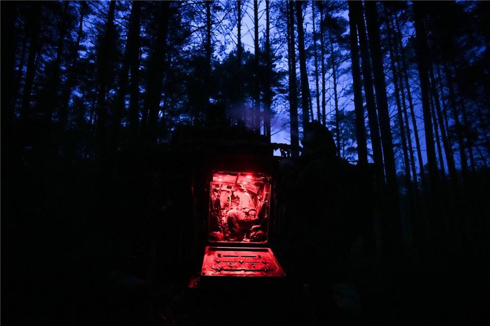 In der Nacht wird im Wald gelagert.Kay Nietfeld/dpa