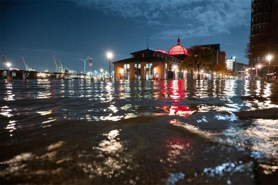 In der Nacht wurde bereits der Hamburger Fischmarkt überspült. Daniel Bockwoldt/dpa