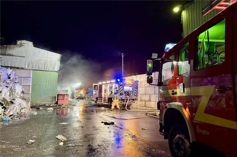 In der Nacht zu Samstag war die Borkener Feuerwehr in einem Müllentsorgungsbetrieb im Einsatz.
